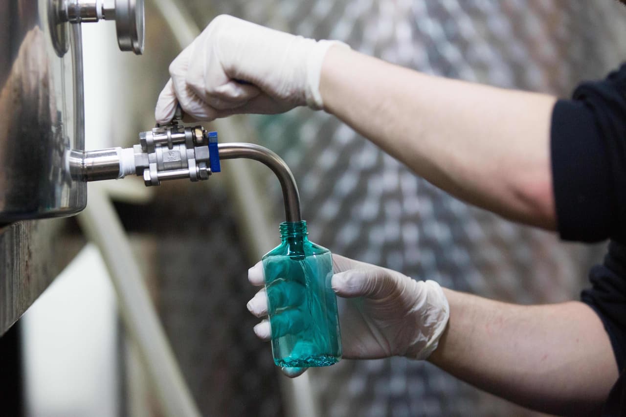 Diageo, el fabricante de Johnnie Walker y Smirnoff, dijo que donaría más de 500,000 galones de alcohol de grano neutro para la producción de 8 millones de botellas de desinfectante de manos.