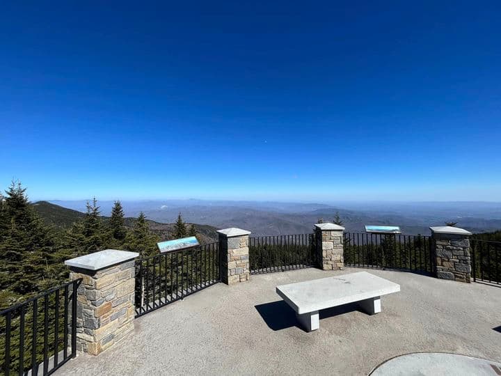 <a href="https://goo.gl/maps/uj74MKStb7JaVXEM8"><b>Ubicado en el condado de Yancey</b></a>, a 30 millas al noreste de Asheville, el Parque Estatal Mount Mitchell inició lo que hoy en día se conoce como el sistema de parques estatales de Carolina del Norte.