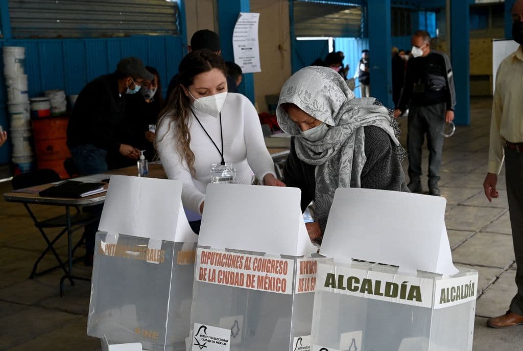 Las urnas abrieron de forma general a las 8:00 am y no cerrarán hasta las 6:00 pm. Incluso, si a la hora de cierre hay personas todavía en la fila, podrán votar, informó el Instituto Nacional Electoral (INE).