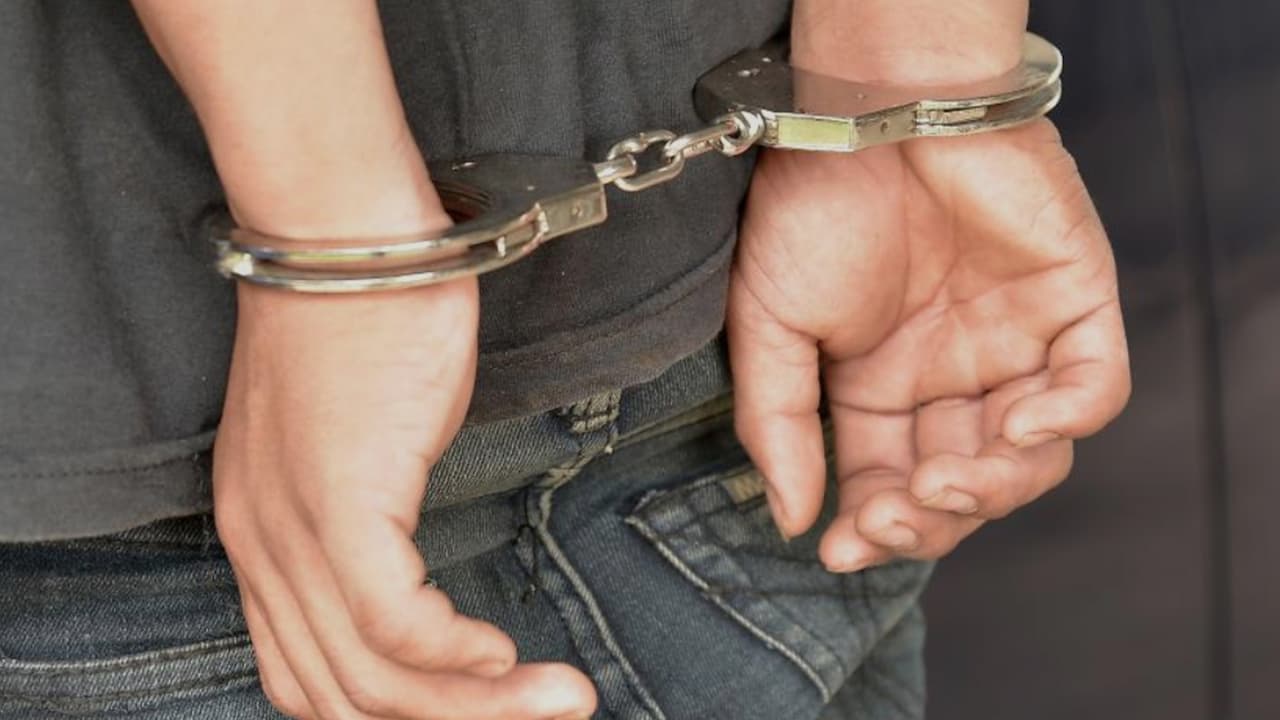 Mujer persigue al auto que la chocó y termina baleada