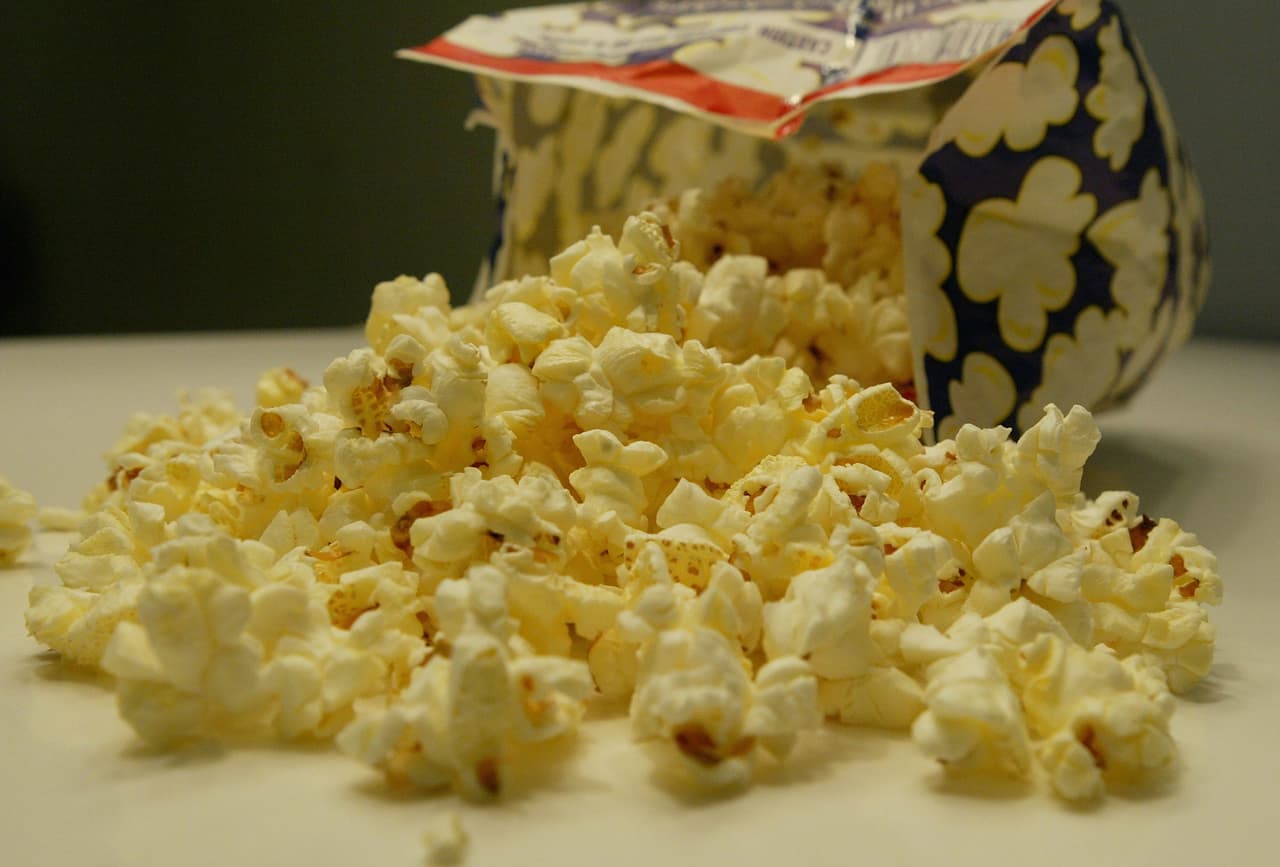 <b>Noche de películas:</b> Qué mejor actividad para compartir en familia qué hacer palomitas de maíz y poner una película para toda la familia. Puedes hacer noches de películas junto a los pequeños de la casa y compartir risas con ellos.