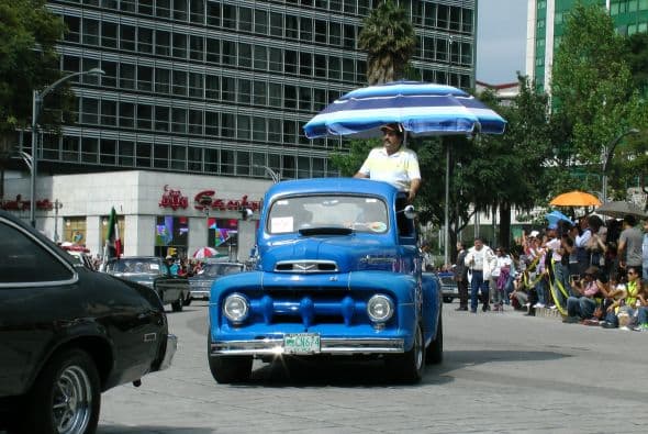 Casi dos mil vehículos clásicos desfilaron por las calles de la Ciudad de México para romper el Récord Guinness de más autos de este tipo en movimiento. Transitaron mil 721 autos, lo que superó la marca de Holanda, cuyo récord era de 948 vehículos. De acuerdo con las autoridades, el paso de estos autos clásicos fue visto por 250 mil asistentes. Circularon autos Datsun 1300, Jaguares, MG 59, Chevrolet apache, Alfa Romeo, Mercury, Porche, entre otros, que atrajeron la atención de capitalinos y visitantes. El paso de los vehículos fue interrumpido por el calentamiento de algunos que se quedaron en el camino y provocaron “cuellos de botella”; sin embargo, los organizadores confiaron en que los vehículos llegarían a la meta.