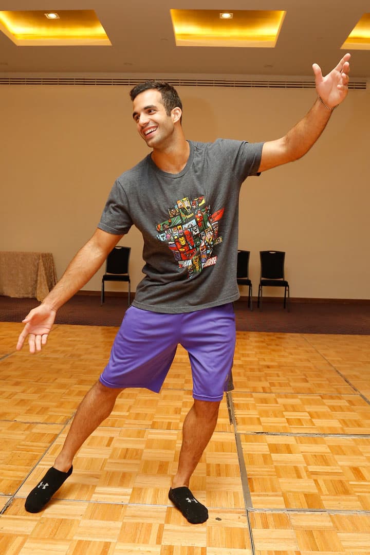 Durante los ensayos es cuando más saca su simpática personalidad, para hacer reír a los coreógrafos y bailarinas.