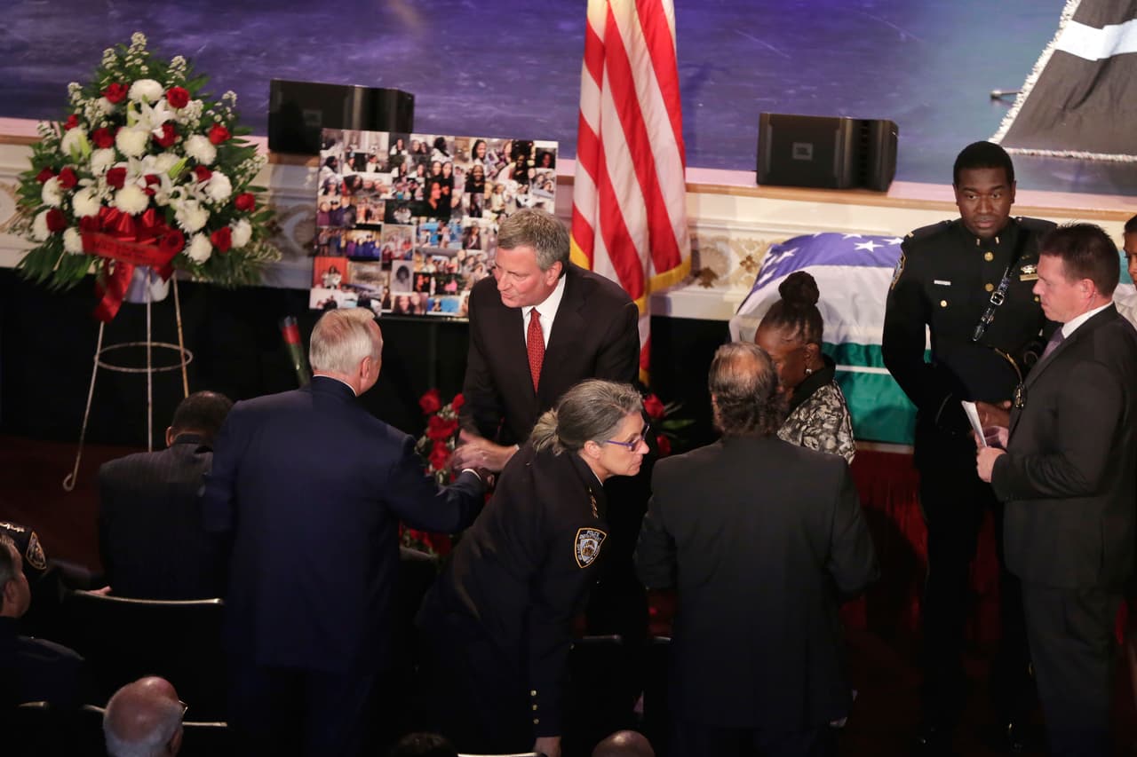 "Murió por el sencillo hecho de llevar el uniforme. Fue asesinada mientras actuaba como una agente de paz", dijo el alcalde Bill de Blasio en otro de los discursos ofrecidos en honor a Familia. "Tenemos que detener esto, debemos ser los guardianes de quienes nos protegen (...) nosotros debemos ayudar a los policías de la misma forma en la que les decimos que nos ayuden", agregó. (Richard Drew/AP)