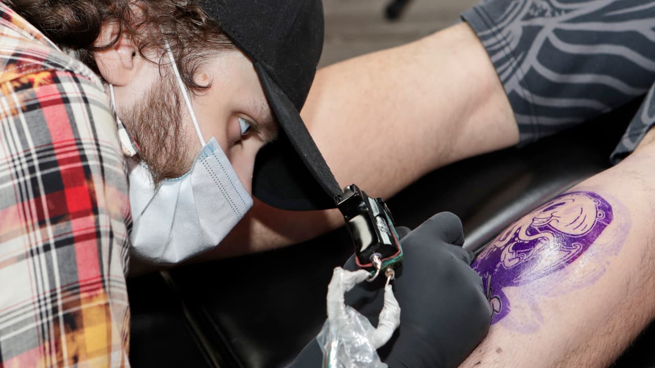 Cortes de pelo, tatuajes y masajes: lo que se permite en el condado Sacramento bajo la nueva orden de salud