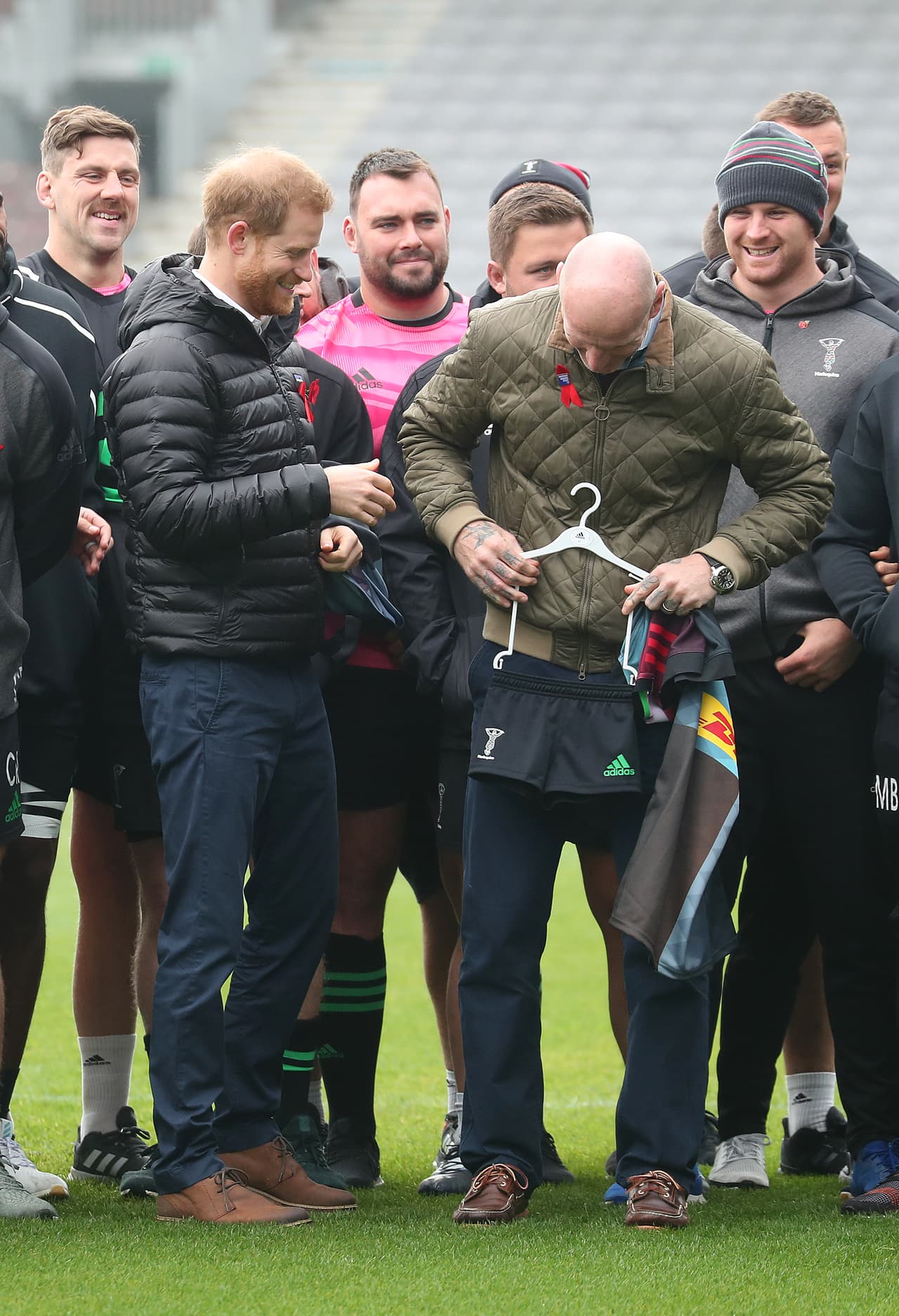 Archie Harrison completará el uniforme con el short que también le regaló la escuadra deportiva.