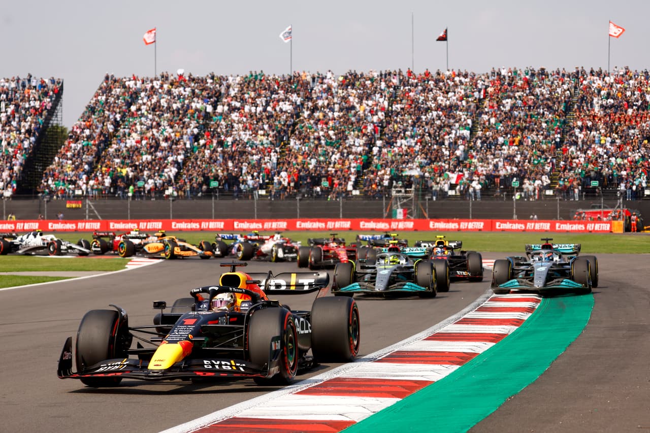 MEXICO CITY, MEXICO - OCTOBER 30: Max Verstappen of the Netherlands driving the (1) Oracle Red Bull Racing RB18 leads George Russell of Great Britain driving the (63) Mercedes AMG Petronas F1 Team W13, Lewis Hamilton of Great Britain driving the (44) Mercedes AMG Petronas F1 Team W13 and the rest of the field at the start during the F1 Grand Prix of Mexico at Autodromo Hermanos Rodriguez on October 30, 2022 in Mexico City, Mexico. (Photo by Chris Graythen/Getty Images)