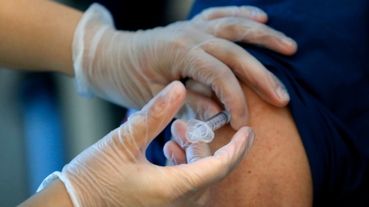 A pesar de que continúan abriendo más centros de vacunación, la falta de suficientes dosis sigue causando preocupación y sonando las alarmas.