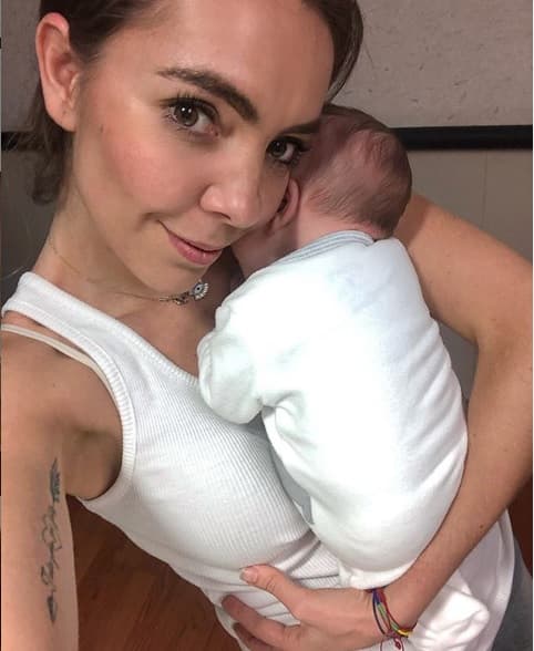 <b><a href="https://www.instagram.com/p/B4gxJSABUmM/" target="_blank">En la imagen</a></b> se puede ver al niño de espaldas y cuerpo entero, abrazado por la emocionada tía.