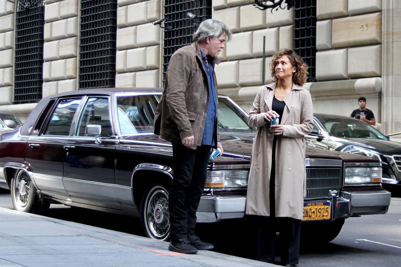 Bromeando con su co-estrella Ray Liotta, con carita de: "Ya se tardaron, ¿no?"