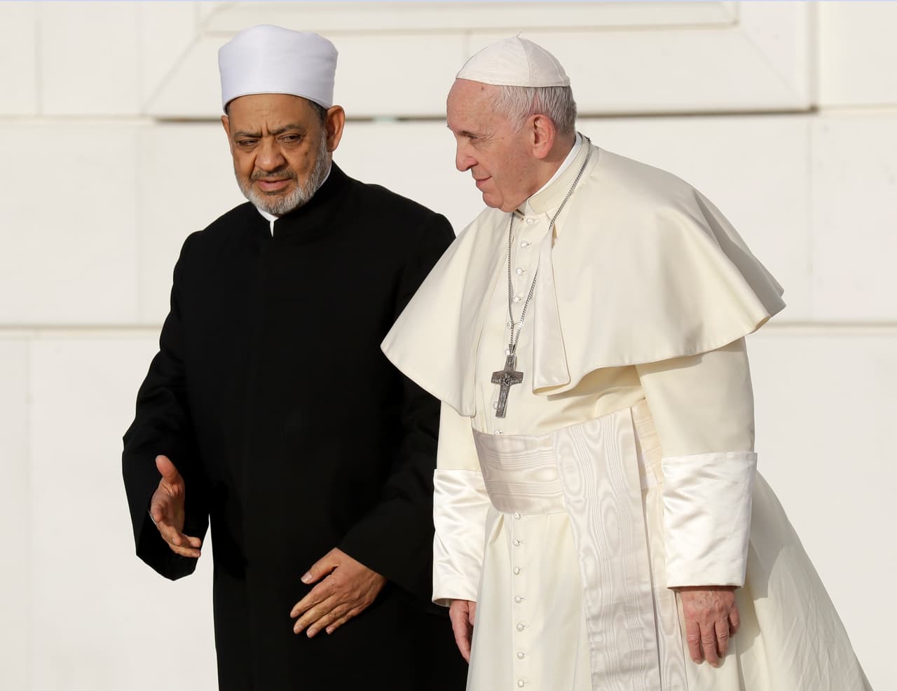 <b>4 de febrero de 2019</b> - Francisco firmó un documento comprometiendo la cooperación cristiano-musulmana para trabajar por la paz con el gran imán de Al-Azhar de Egipto, la sede del aprendizaje sunita, durante el primer viaje papal a la Península Arábiga. El documento “Fraternidad Humana” se convertiría en la piedra angular del esfuerzo del Papa por forjar mejores relaciones con el mundo islámico.