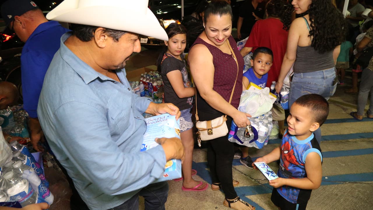 Así fue la entrega de ayudas por 'El Bueno, La Mala y El Feo' en Port Arthur, una de las localidades más afectadas por el huracán Harvey.