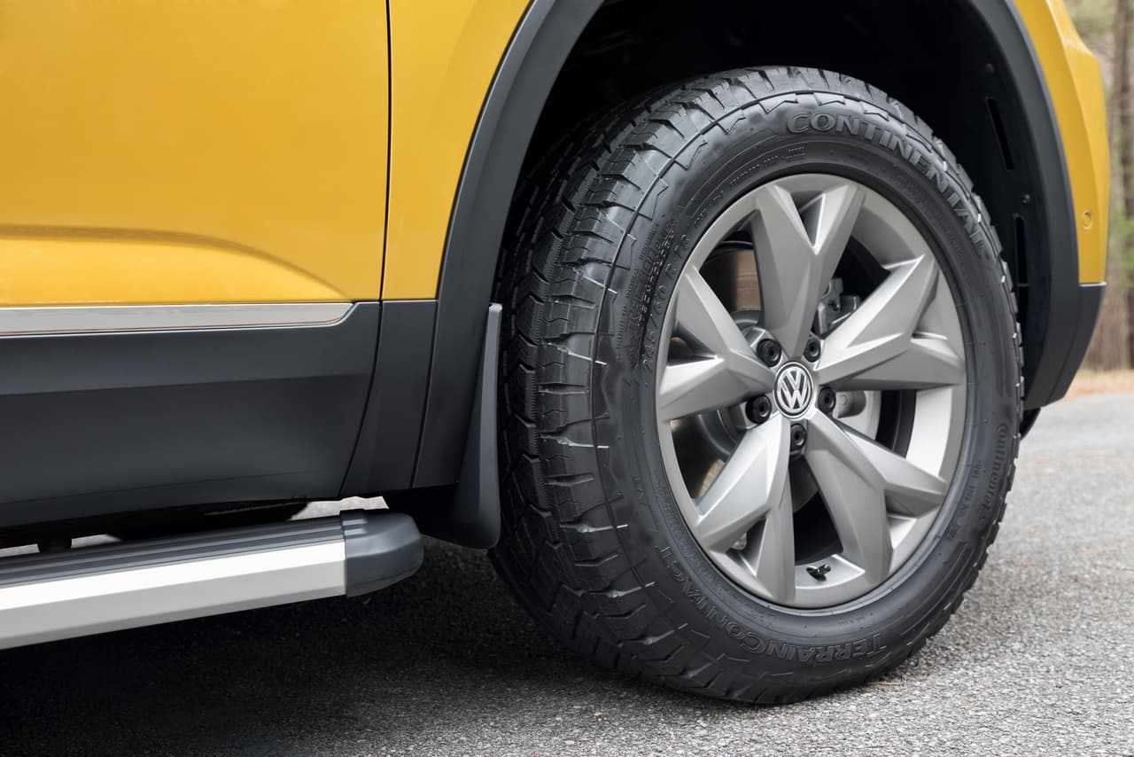 Sus llantas son Prisma de 18 pulgadas, con acabado en gris, sus rines de cinco rayos que se abren en dos.