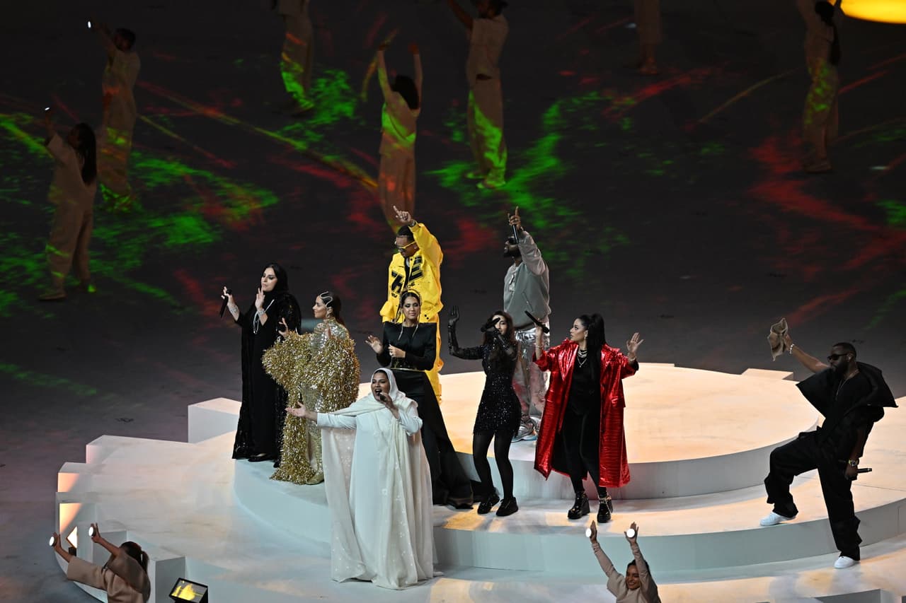 Esto en medio de la controversia, pues varios cantantes rechazaron actuar en los eventos del Mundial en protesta por las violaciones de los derechos humanos en el país árabe.
<br>