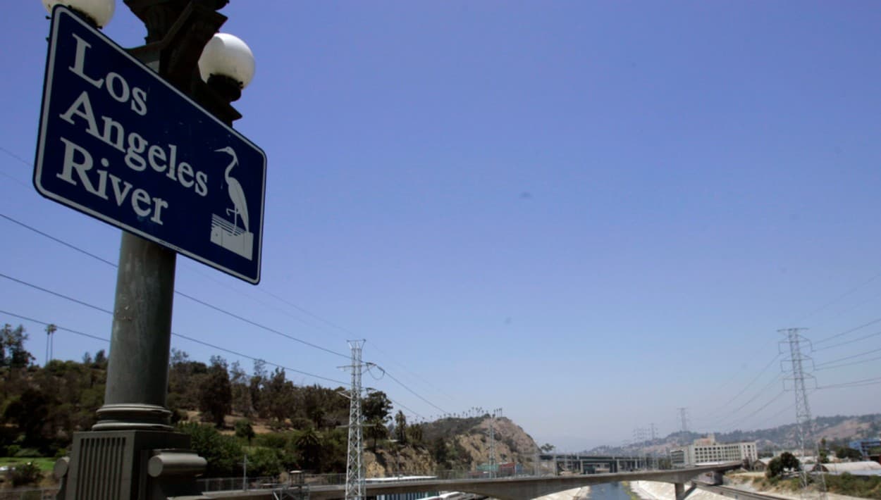 Un hombre y un perro mueren en la presa del río Los Ángeles, de donde rescatan a dos niños en Long Beach