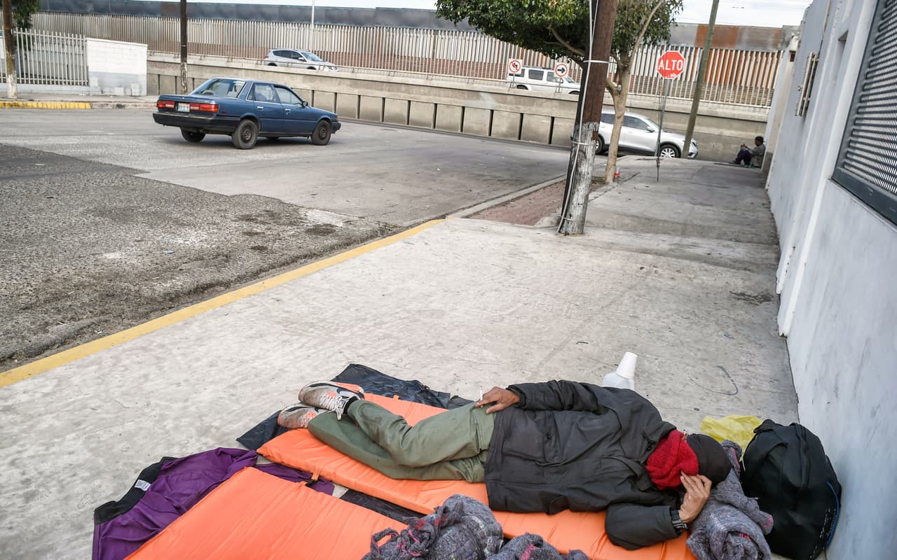 Un migrante descansa en un refugio en Playas de Tijuana. Hasta el momento las autoridades estiman que al menos 2,300 centroamericanos ya están en la ciudad y otros 4,500 podrían llegar en los próximos días.