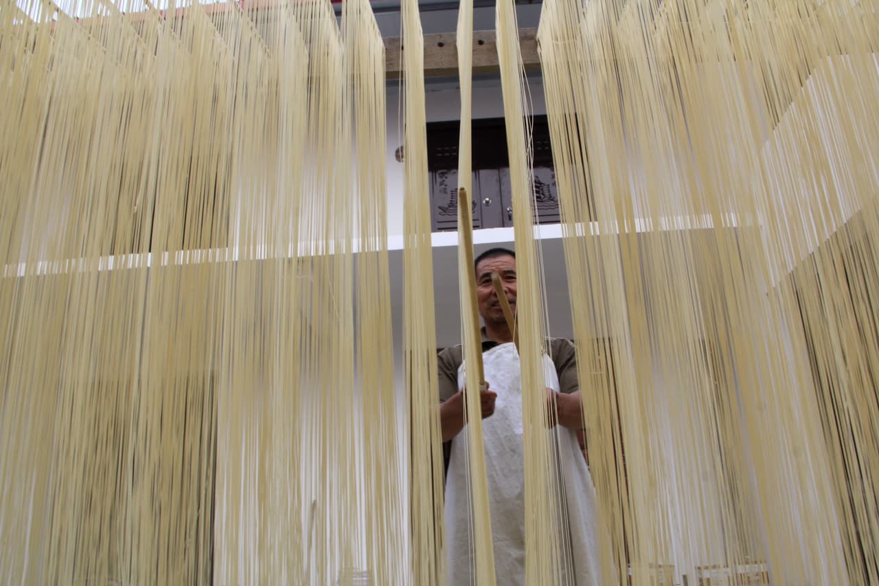 Durante la temporada de producción él trabaja hasta 18 horas consecutivas al día.