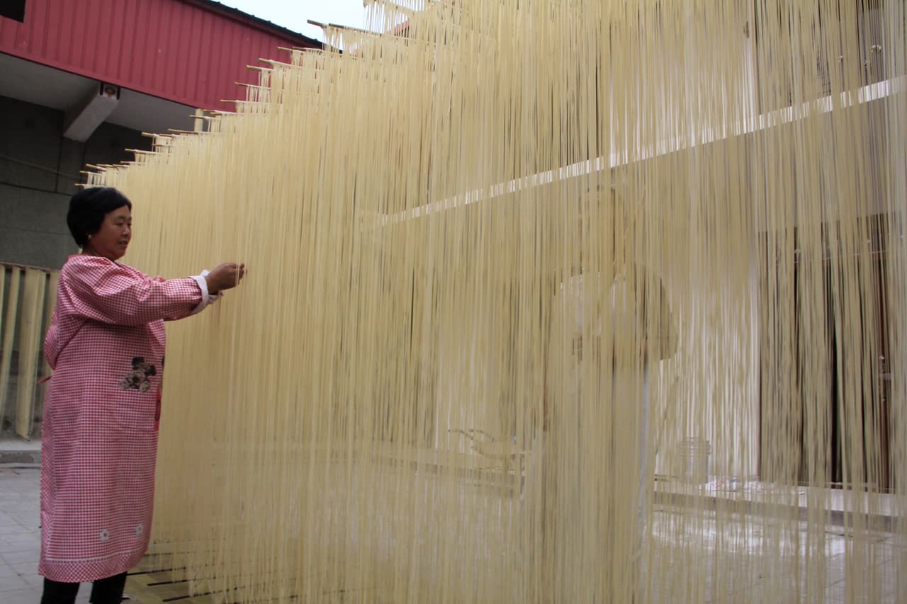Él es un artesano que junto con su familia se dedican a elaborar fideos, su trabajo es arduo con largas jornadas de trabajo y procesos que deben seguirse al pie de la letra.