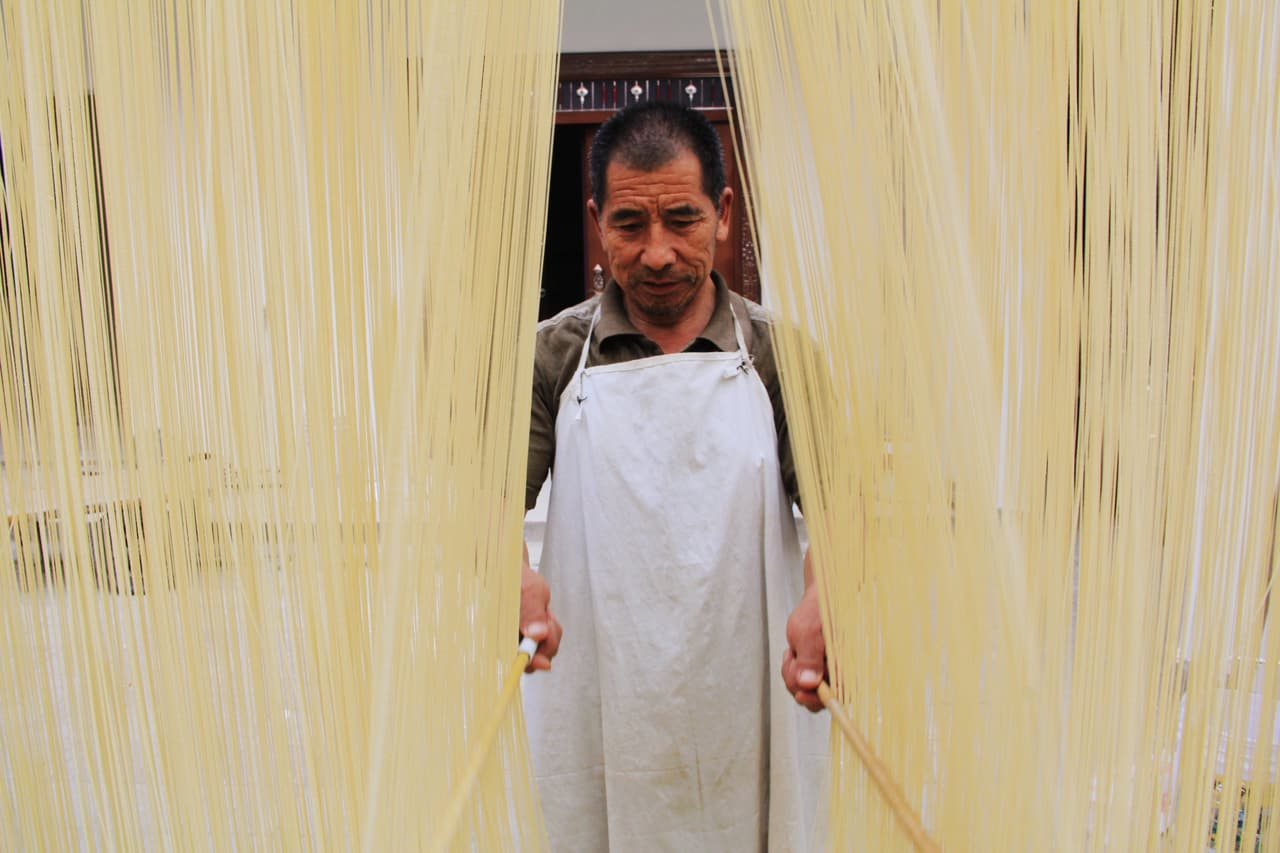 Conoce al creador de los fideos más largos y finos del mundo.