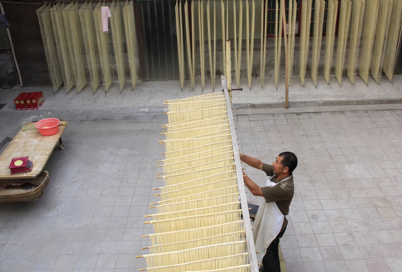 Los fideos deben secarse por algunas horas, ¡y es que en verdad son muy largos!