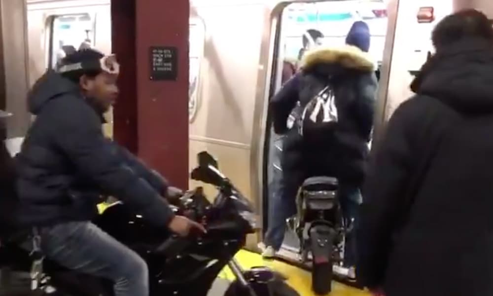 Sólo en Nueva York: video viral muestra a hombres subiendo al subway en motocicleta