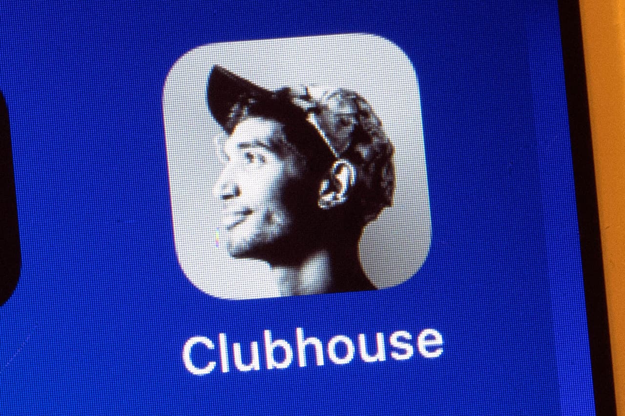 <b>Clubhouse</b>
<br>
<br>Este servicio de transmisión de audio conferencias genera 208 diferentes ‘
<i>rooms</i>’ o salas de participación cada minuto.