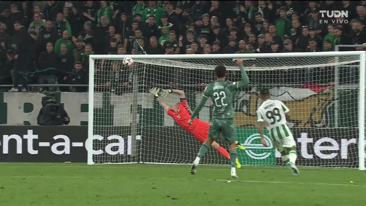 ¡Al travesaño! Tras una gran jugada Johnson estrella su disparo en el larguero