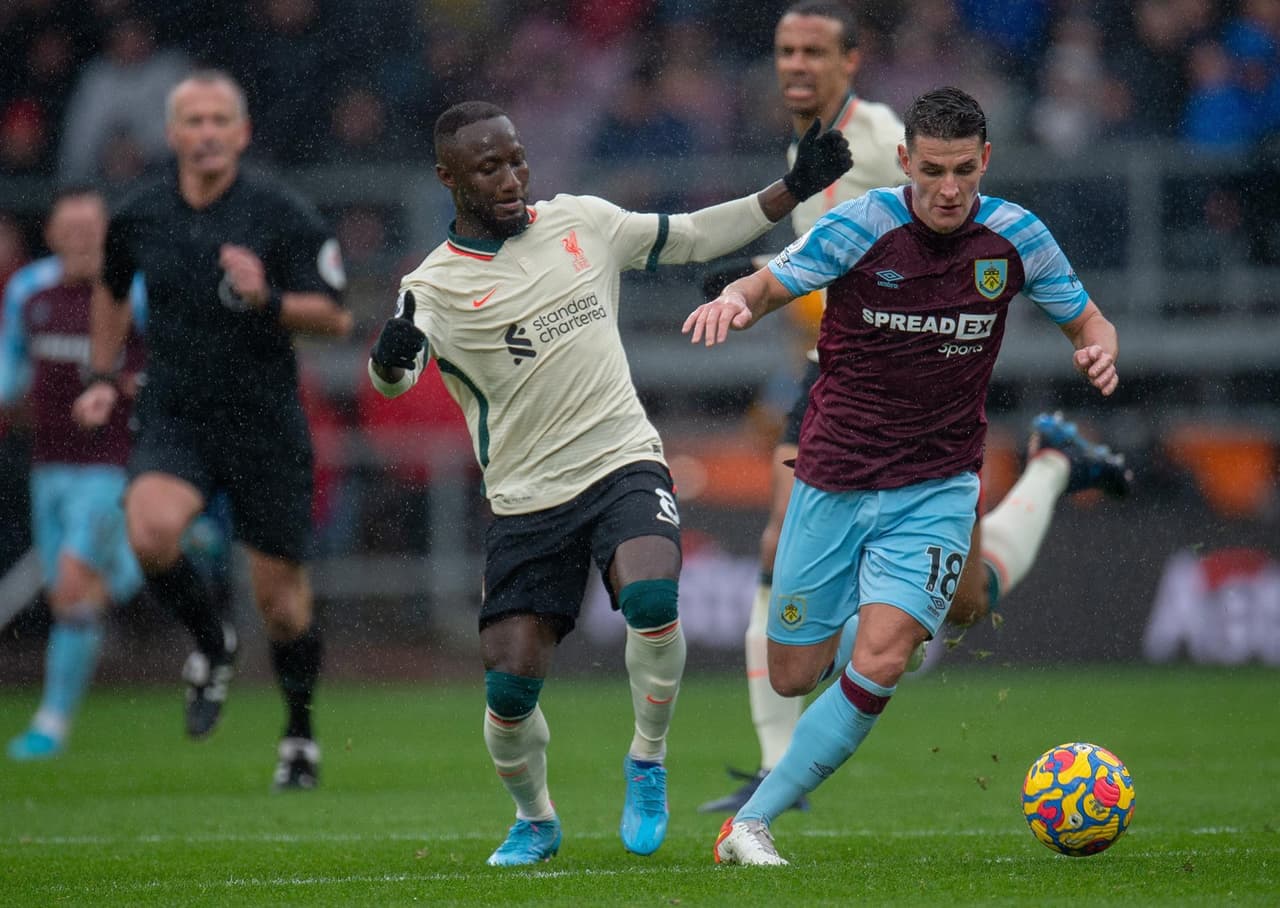 Liverpool se impone por la mínima ante Burnley con anotación de Fabinho Tavares al minuto 40' del encuentro y, con este triunfo, se pone a un punto del Manchester City por el liderato de la Premier League.