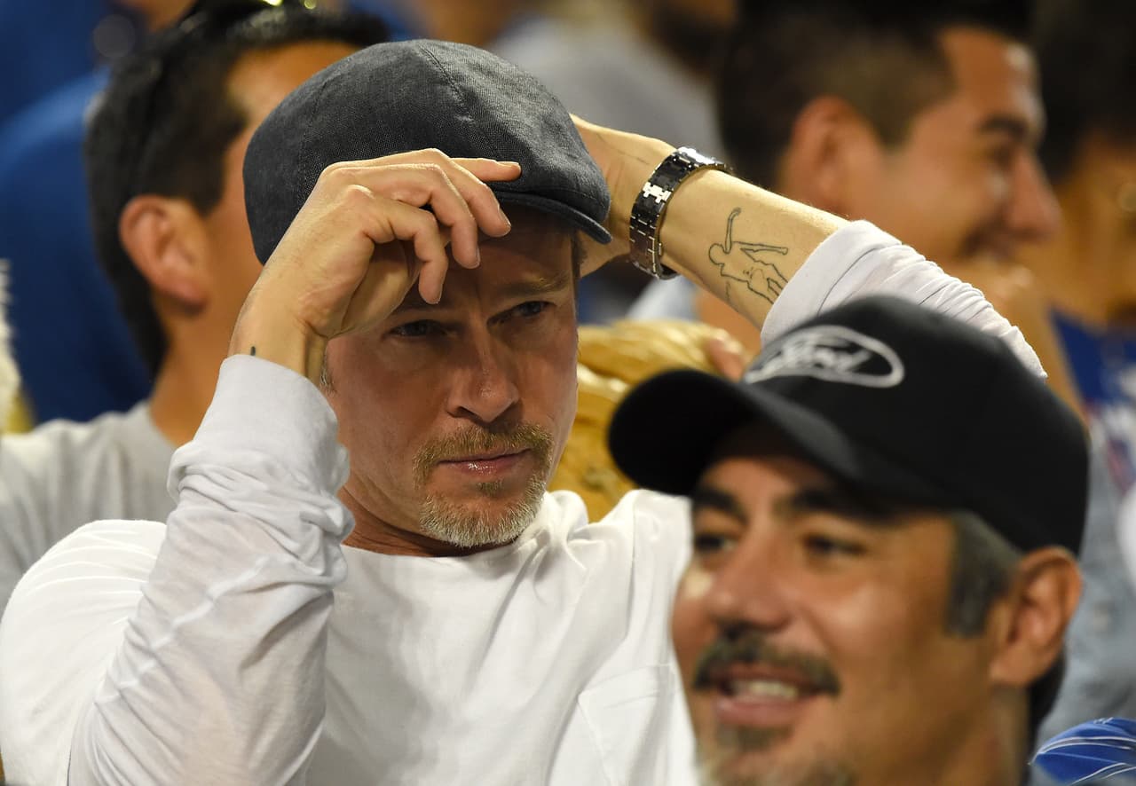 Brad Pitt tiene varios tatuajes, algunos más peculiares que otros, y que fueron aumentando durante su relación con la actriz Angelina Jolie.
<br>