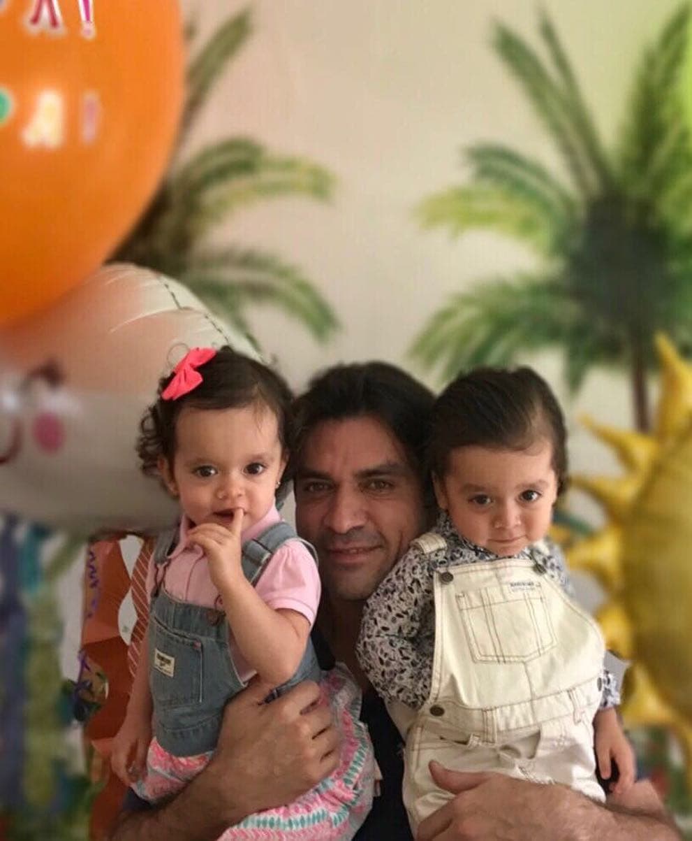 Pero lo que sí es verdad es que 
<b><a href="http://www.univision.com/temas/jorge-salinas">Jorge</a></b> disfruta día y noche a los pequeños, viéndolos crecer cada día.