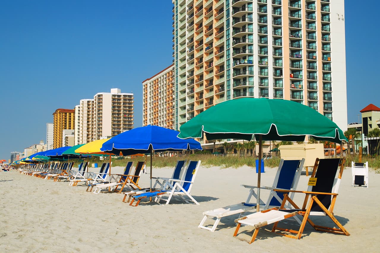 <b>Puesto 4. Myrtle Beach-Conway-North Myrtle Beach, Carolina del Norte y Carolina del Sur.</b>
<br>
<br>Salario promedio en 2019: 28,480 dólares al año. 
<br>
<br>Empleo con más concentración: ingenieros nucleares (6.6 veces más común que en el resto del país).
<br>
<br>Salario promedio anual de estos empleados: 112,650 dólares (salario promedio nacional: 113,460).
<br>
<br>Myrtle Beach es conocida como un destino turístico playero. Como muchos otros lugares de vacaciones, muchos en la fuerza laboral dependen de trabajos de temporada o de tiempo parcial.
<br>