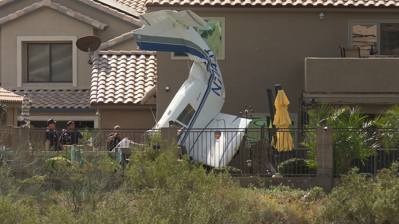 Una
<b> avioneta Piper PA-28 se estrelló</b> contra el patio trasero de una casa alrededor de las 7:20 de la mañana de este miércoles 4 de marzo.