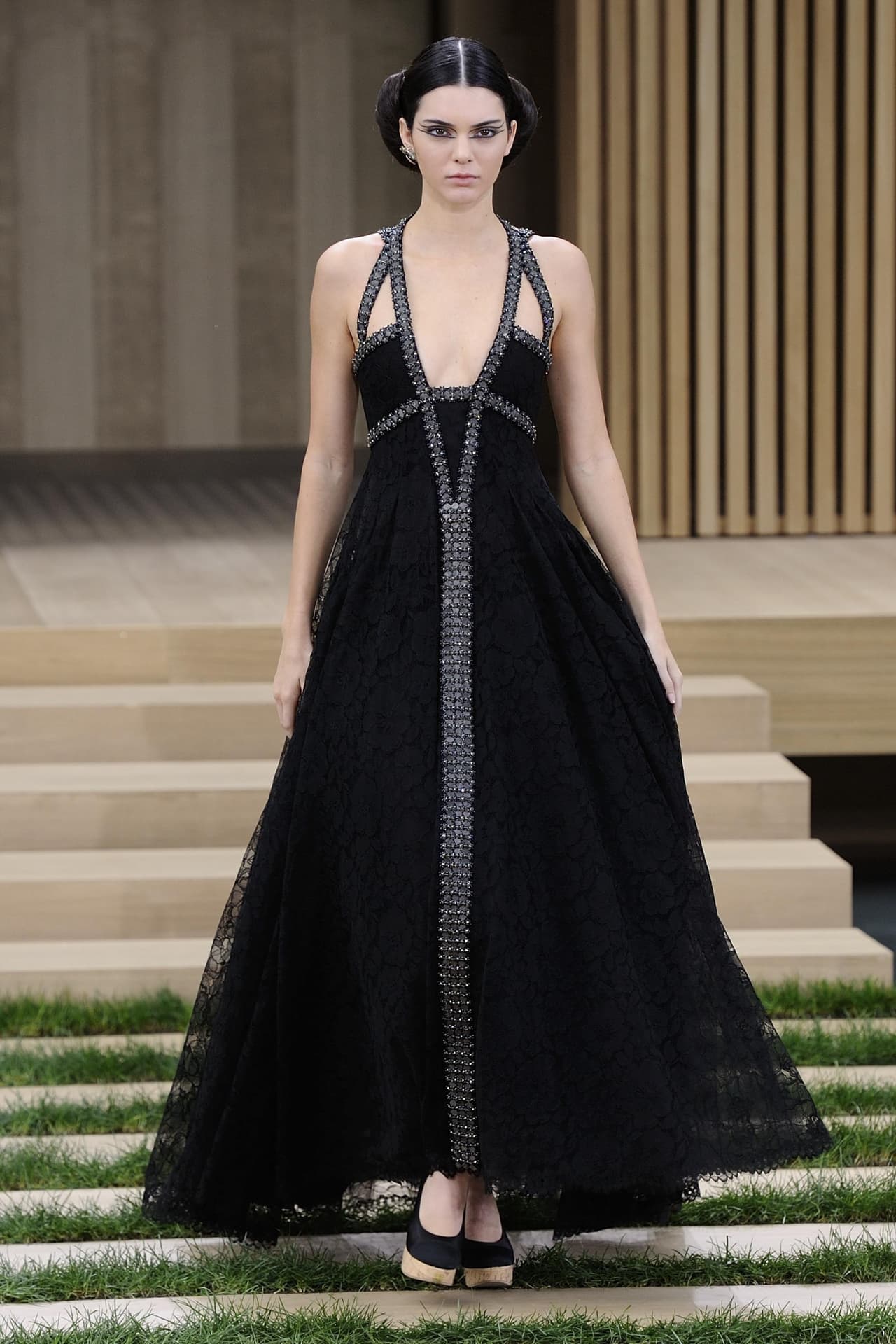 Para ella es todo un orgullo portar los diseños de Chanel.