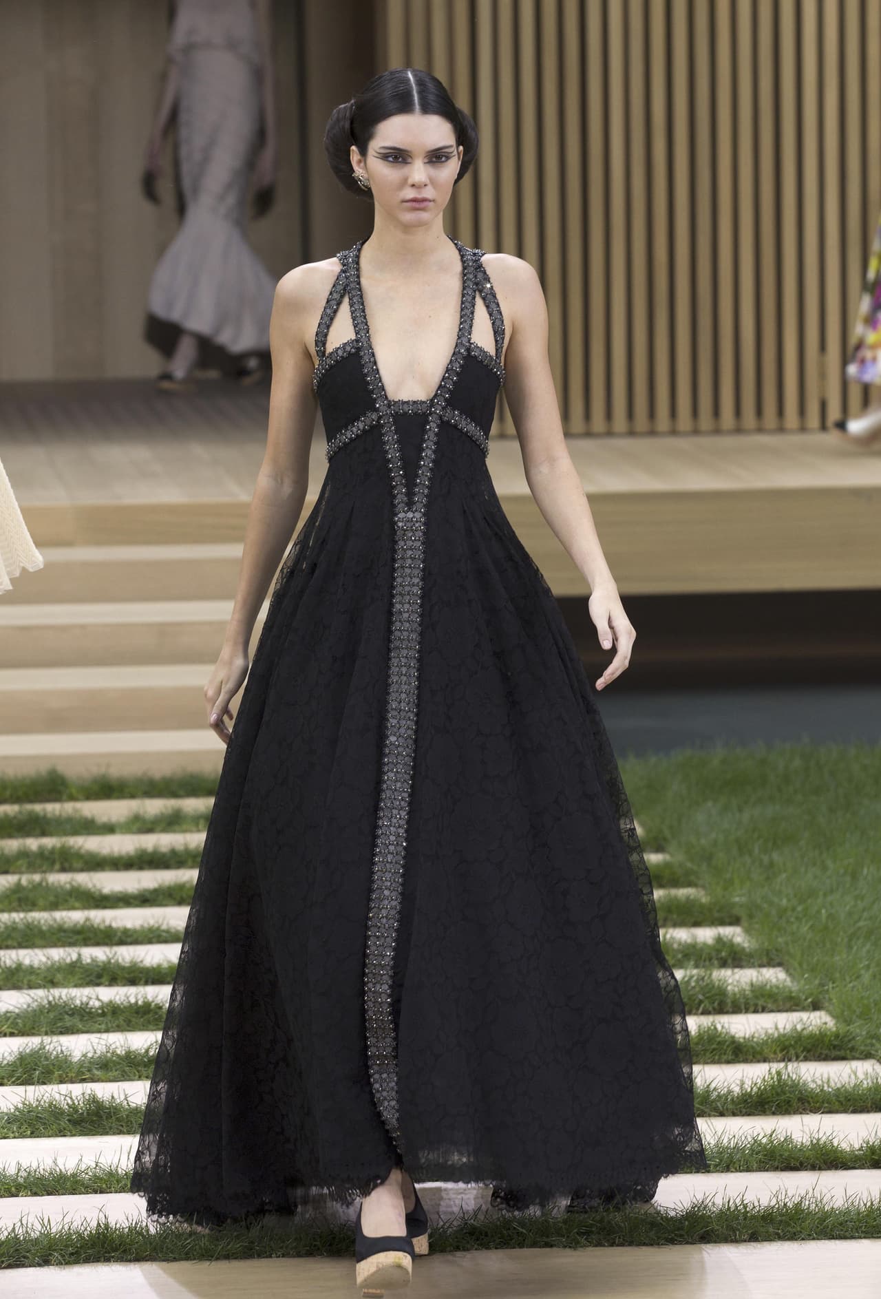 Y desfiló nada más y nada menos que con los diseños de Chanel.