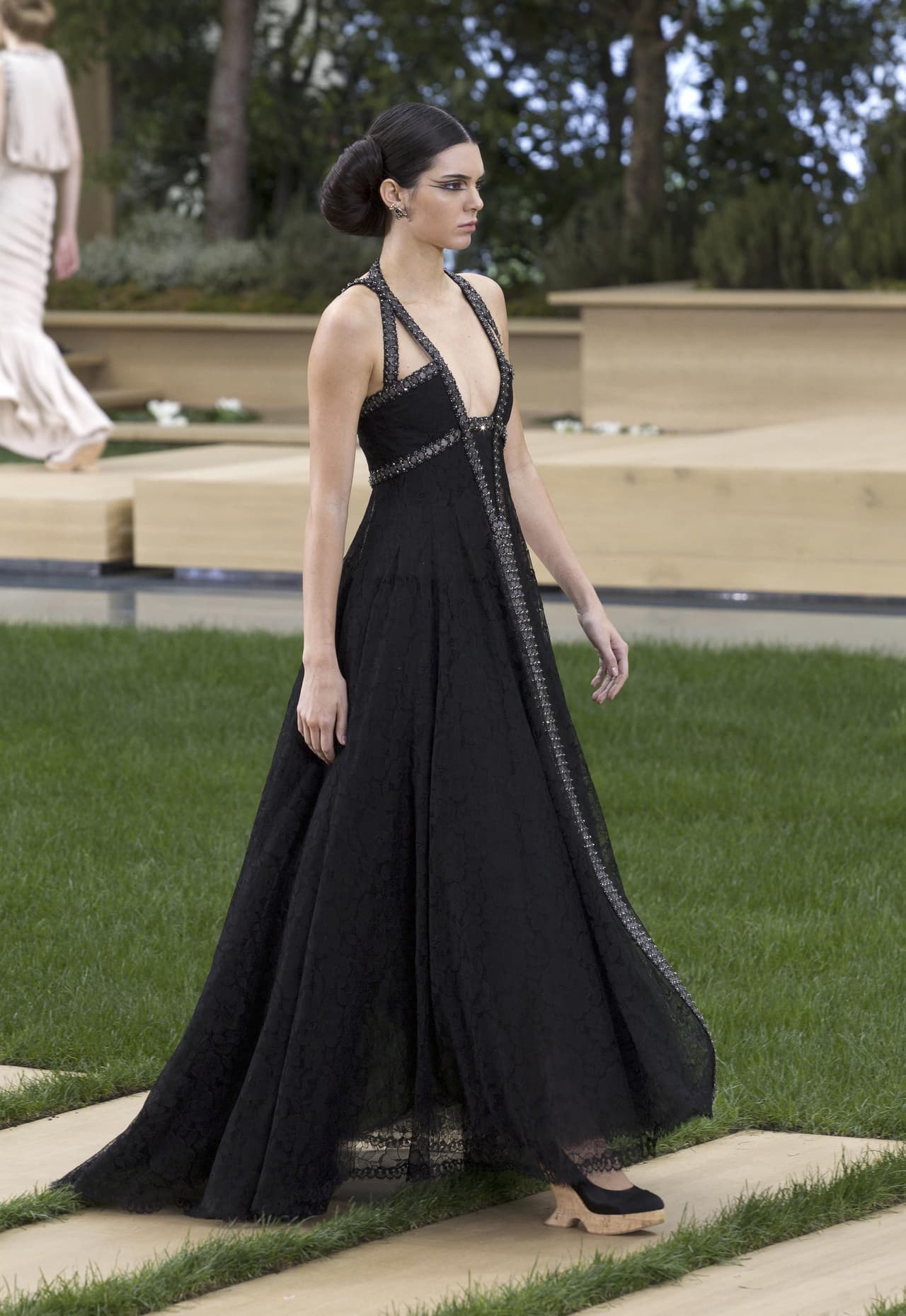 Jenner vistió un vestido negro que más de una querrá usarlo en una alfombra roja.