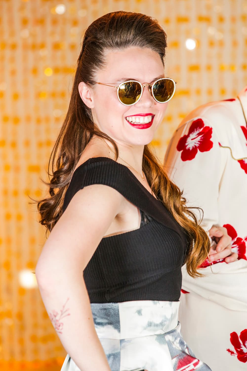 Esos lentes y el corte de falda que lleva Joy es súper vintage.