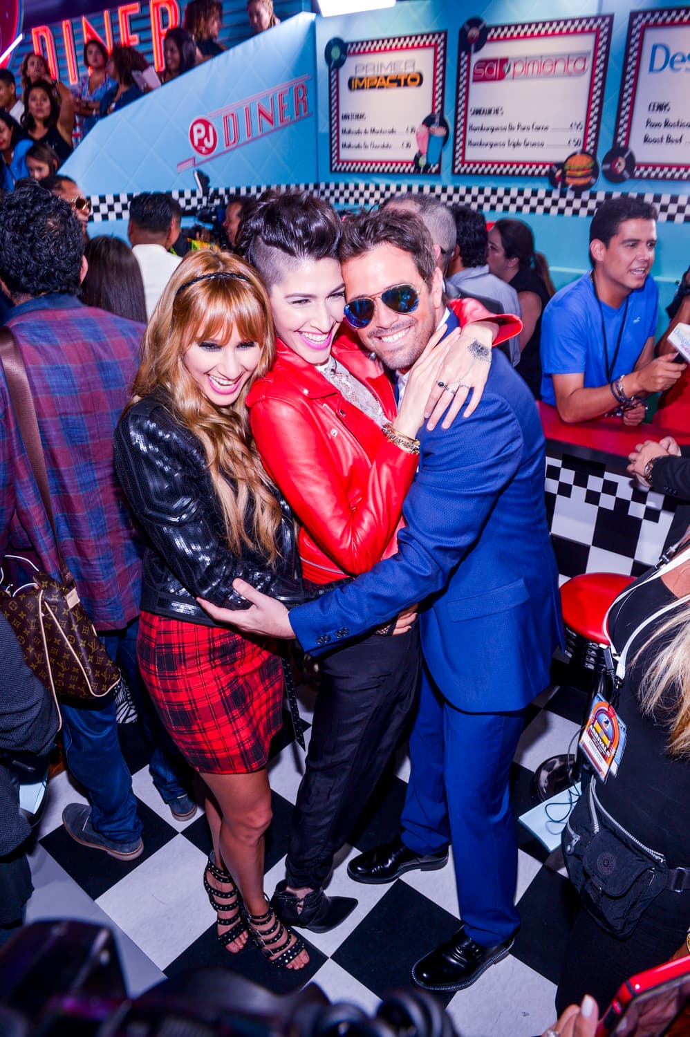 Él se lleva súper bien con las chicas de Ha*Ash.