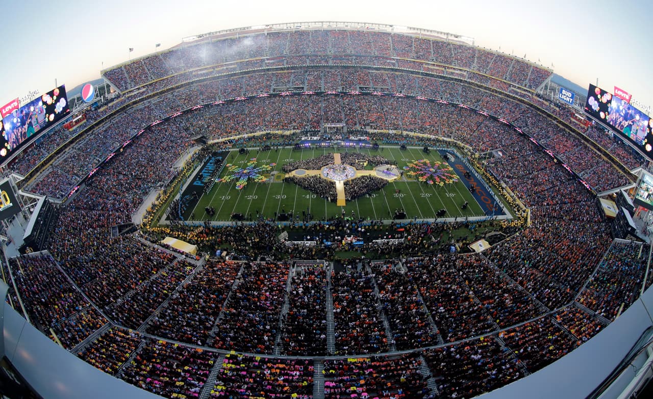 La banda británica interpretó sus temas más populares como 'Yellow', 'Paradise' y 'Viva la Vida', posteriormente Mark Ronson y Bruno Mars se lucieron con 'Uptown Funk' y Beyoncé se unió con el tema 'Independent Women'.