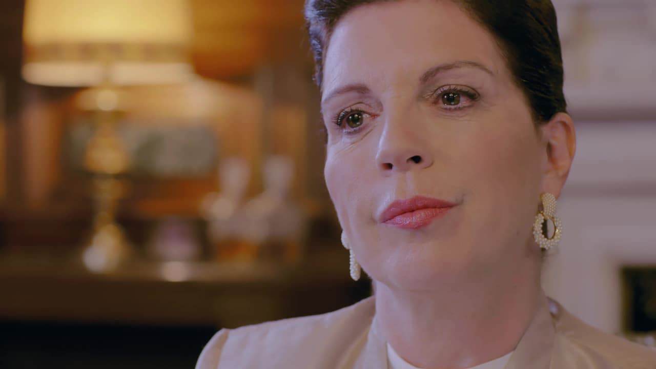 Dejando atrás sus problemas en tierra mexicana, Rubí llegó a España y de inmediato buscó a la reina para que aprobara su relación con el príncipe. Sin embargo, ella le advirtió que jamás tendría su corona.