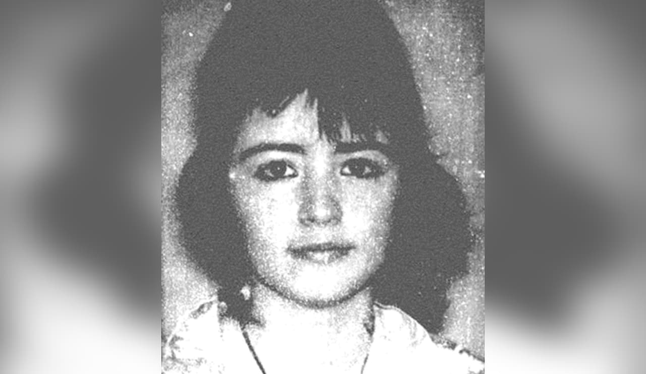 <b>Sally Ann McNelly,</b> de 18 años, fue al lago Nasworthy, en San Angelo, a ver el show de fuegos artificiales del 4 de julio junto a su novio Shane Paul Stewart, de 17 años. Ninguno de los adolescentes regresó a casa en aquel verano de 1988. El Chevrolet Camaro del joven fue hallado al día siguiente. Meses después, cazadores descubrieron los cuerpos baleados de los jóvenes cerca de la reserva Twin Buttes. De acuerdo con DPS, se determinó que se trataba de un doble homicidio. En junio del año pasado, se arrestó a una "persona de interés en el caso", pero no se han presentado cargos, según el
<a href="https://www.gosanangelo.com/story/news/local/2018/03/26/san-angelo-cold-case-sally-mcnelly-remembered-birthday/460569002/">San Angelo Standard-Time</a>.