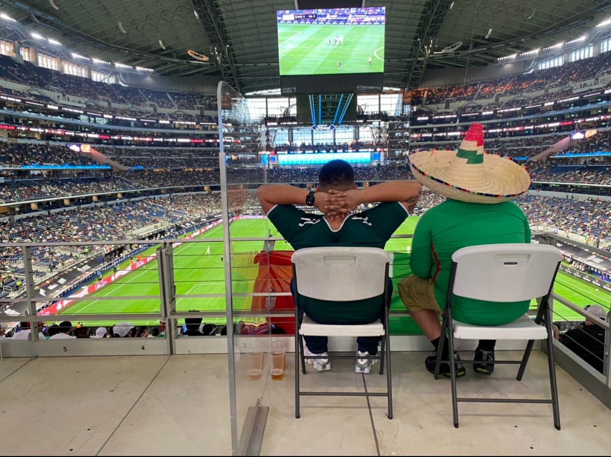 Aficionados estuvieron en asientos con separación para mantener el distanciamiento social.