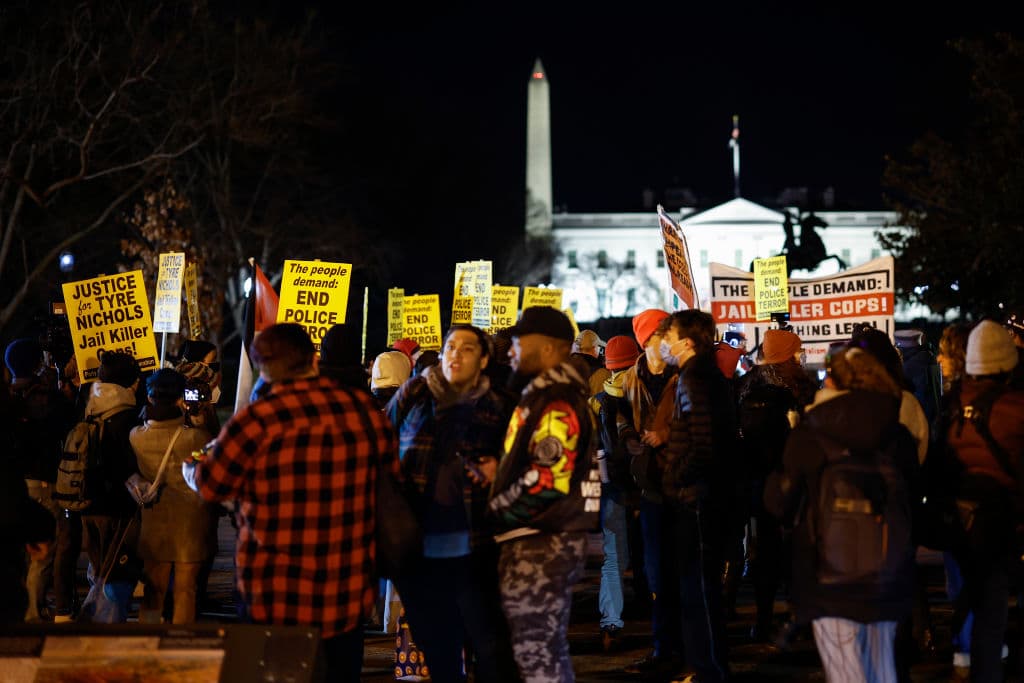 La jefa de policía de Memphis, Cerelyn 'CJ; Davis, calificó en un comunicado las acciones de los oficiales como "atroces, imprudentes e inhumanas" y dijo que no se había tratado de una falla profesional, sino de 
<b>"una falta de humanidad básica hacia otro individuo". </b>Davis prometió “cooperación plena y completa” del Departamento de Policía de Memphis. 
<br>
<br>