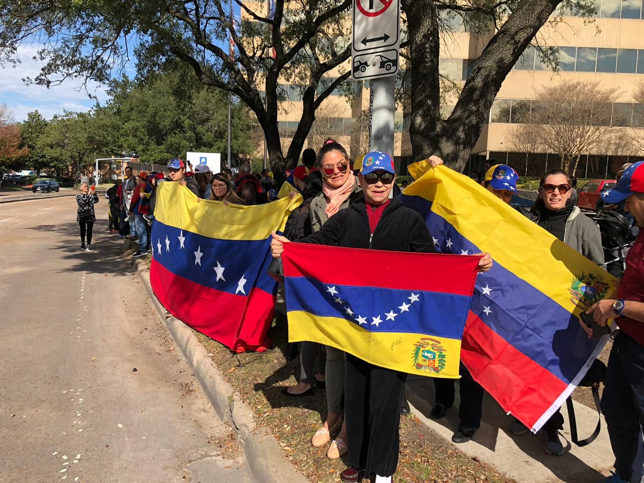 Decenas de venezolanos que viven en Houston manifestaron su descontento durante la toma de posesión de Nicolás Maduro.