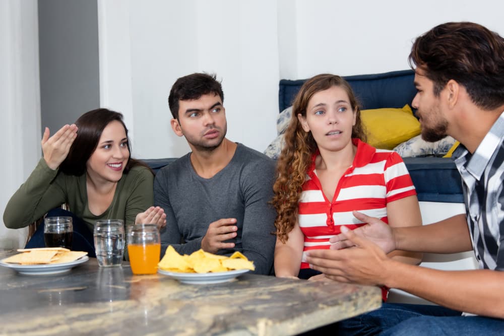 <b><u>Temas religiosos o políticos</u></b>
<br>A menos que todos en el grupo compartan la misma ideología política o tengan ideas religiosas afines es de muy mal gusto entablar discusiones controversiales, si en la reunión hay quien se podría sentir ofendido por una plática así, mejor es obviar el tema y conversar puntos afines, o sea, los que les unen como amigos.