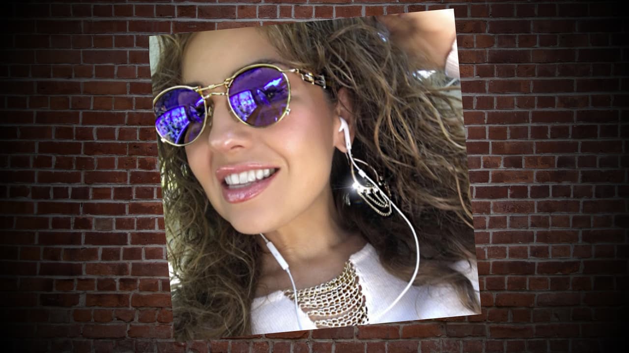 Ya sea en el auto, con su mejor amiga Lili Estefan o con su esposo Tommy Mottola, Thalis no puede estar sin lentes de sol. Y es que la cantante y actriz tiene una colección muy particular de gafas y aquí te mostramos algunas de ellas. ¿Cuál es tu favorito?