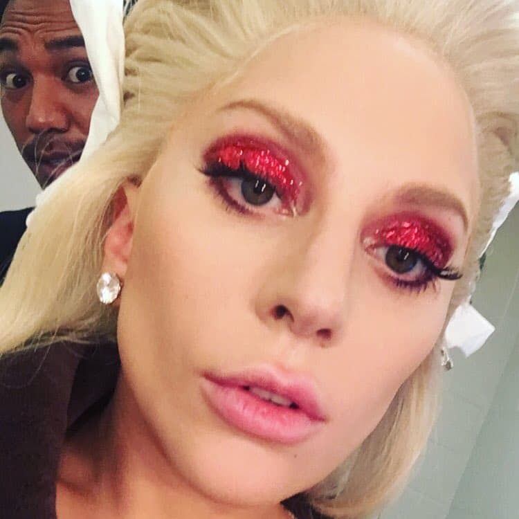 Lady Gaga preparándose para cantar su gran show.