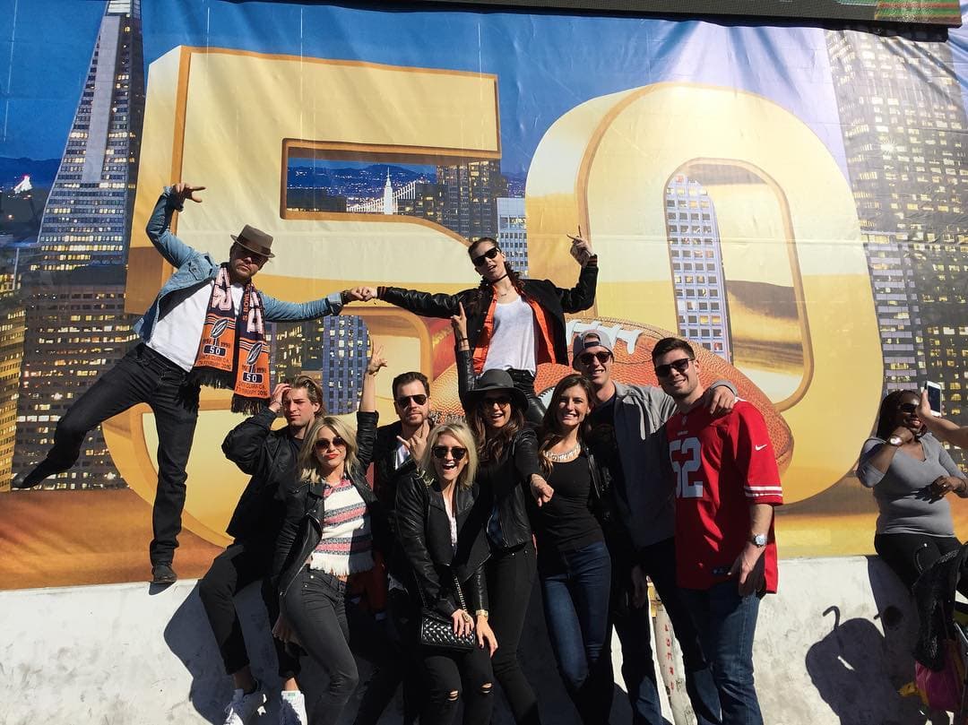 Nina Drobev con toda su banda listos para gozar del Super Bowl.