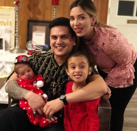 Régulo Caro es otro cantante de regional mexicano que se siente feliz y orgulloso de tener dos hijas en su familia: las pequeñas Elizabeth y la recién nacida Emilia, a quien de cariño le llama 'Bolitichita'.
