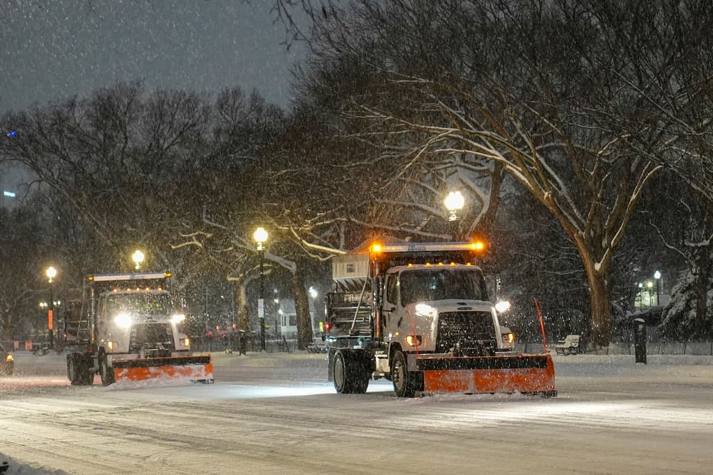 Las máquinas quitanieves han trabajado constantemente en la carretera durante la tormenta de nieve.