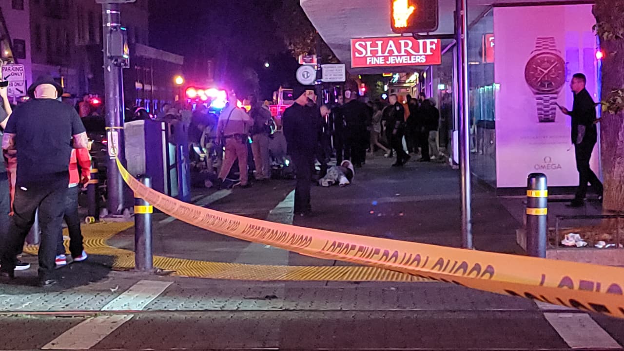 Hacia las 2:13 am, el Departamento de Bomberos clasificó la escena como un tiroteo con “múltiples” víctimas. Había al menos 12 personas heridas que necesitaban auxilio urgente.